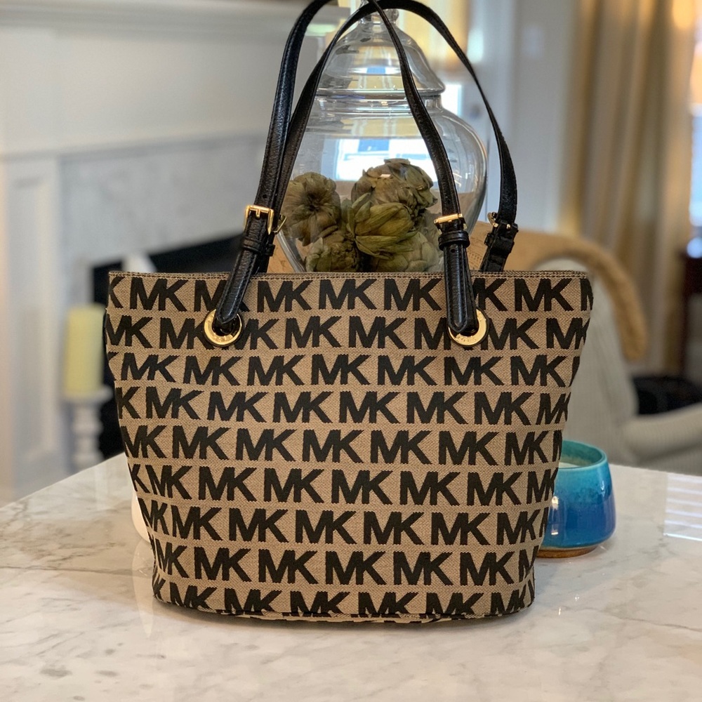 MICHEAL KORS JET SET SIGNATURE TOTE